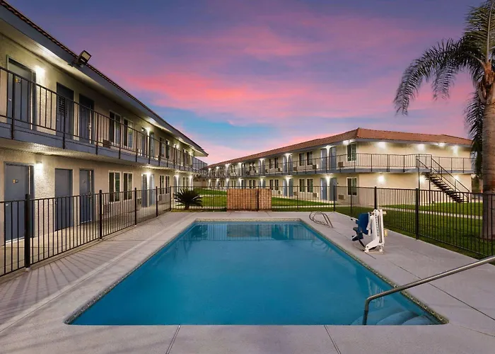 Days-Inn By Wyndham Bakersfield
